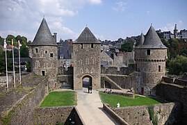 Français : L'entrée du château (vue intérieure). Deutsch: Fougeres, das Schloss.