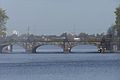 ebenso wie die Lombardsbrücke an der Nahtstelle von Außen- und Binnenalster. Weitere Bilder siehe Category:Lombardsbrücke.