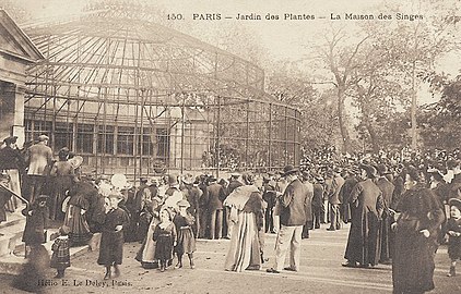 Crowd outside the Palace of the Apes (circa 1900 date QS:P,+1900-00-00T00:00:00Z/9,P1480,Q5727902 ) in the Jardin des Plantes