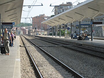 Català: Andana de l'estació del ferrocarril de Girona, direcció a Figueres. Italiano: Banchina della stazione ferroviaria di Girona, verso Figueras.