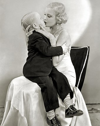 Harry Earles of The Doll Family and Olga Baclanova in "Freaks" (1932), publicity still.