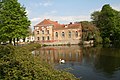 Les douves alimentées par la rivière Graty.