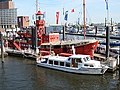 Im Zollkanal zwischen Festland und Kehrwieder liegt ein ehemaliges Feuerschiff, das heute einen Restaurationsbetrieb beherbergt.