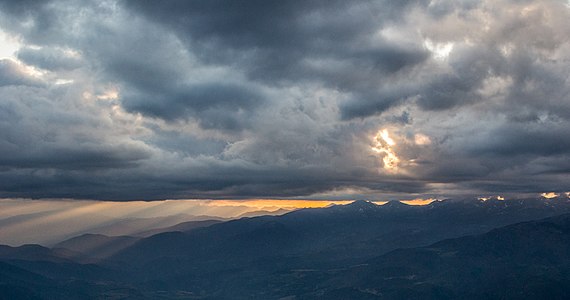 View of mountain ranges of Cadí-Moixeró from Saldes, by Aleixcarapeix