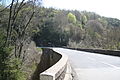 Pont de la Mouline sur le Dourdou, marquant la limite entre Castanet-le-Haut (Hérault) et Murat-sur-Vèbre (Tarn) (au premier plan). Le 23/08/1944 eut lieu un combat entre le Corps Franc de la Montagne Noire et une colonne allemande. Neuf maquisards perdirent la vie lors de ce combat.