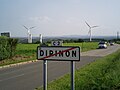 Panneau de sortie de la commune de Dirinon vace les éoliennes en arrière plan