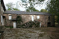 Ancienne ferme du Barthas (bâtiment du XVIIe siècle). Le toit et l'escalier ne sont pas dans leur état originel. Une fenêtre est obturée. Remarquer la croix blanche peinte à côté de l'entrée (tradition locale).