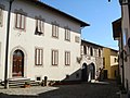 La piazza del paese con l'antico palazzo comunale