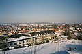 Der Nordteil des Ortes im Winter; im Vordergrund das Krankenhaus, rechts außen die St.-Johann-Kirche