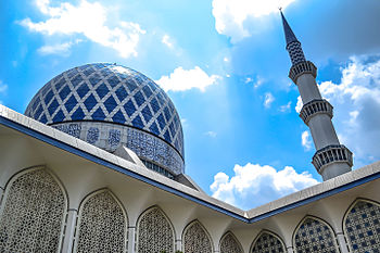 Sultan Salahuddin Abdul Aziz Mosque.The Sultan Salahuddin Abdul Aziz Shah Mosque is the state mosque of Selangor, Malaysia.It is the country's largest mosque and also the second largest mosque in Southeast Asia .