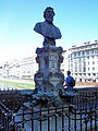 Bust of Benvenuto Cellini at the centre of the Ponte Vecchio