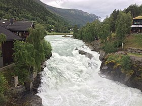 Prestfossen, Lom village