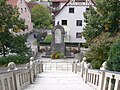 Gefallenendenkmal für die Toten des 1. Weltkriegs am Aufgang zur Kirche