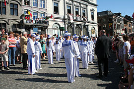 “Les Petit Marins” et le bateau reliquaire de St-Jean l'Hospitalier.