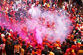 Das indische Festival von Holi wurde in Maharashtra, Indien gefeiert