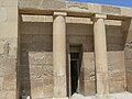 Vue sur le portique d'entrée du mastaba du vizir Senedjmeib Inti - Ve dynastie égyptienne