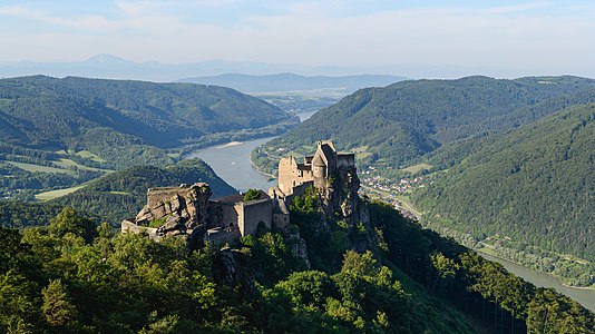 "Ruine_Aggstein_20180527.jpg" by User:Uoaei1