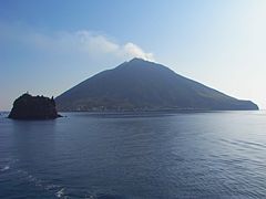 Stromboli und Strombolicchio.JPG