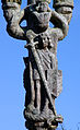 Le calvaire près de l'église paroissiale Saint-Hernin, statue de saint Michel terrassant le dragon