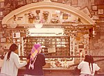 English: Worshippers at the former crypt of Blessed Hermano Pedro, 1979 Español: Peregrinos frente a la antigua Tumba del Santo Hermano Pedro