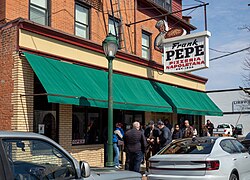 Frank Pepe Pizzeria, exterior