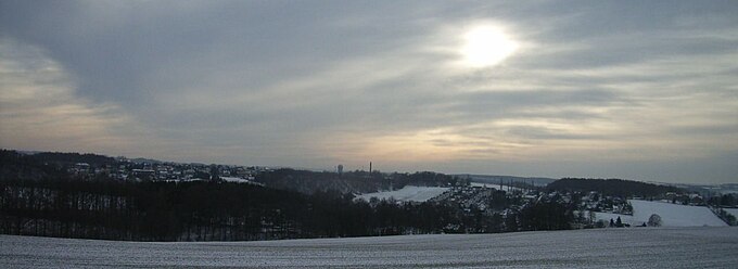 Blick auf renaturierte Halden des Lugau-Oelsnitzer Steinkohlenrevieres: Fundgrube, Vertrauenschacht, Gottes-Segen-Schacht, Saxonia-Schacht und Victoria-Schacht (v. r. n. l.). Im Hintergrund sieht man den Förderturm des ehemaligen Karl-Liebknecht-Schachts (vormals Grube „Kaiserin Auguste“). Darunter die Halde des Gottes-Segen-Schachtes, die heute die Rennstrecke „Glückauf“ beheimatet