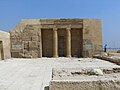 Vue sur le portique d'entrée du mastaba du vizir Senedjemib Mehi - Ve dynastie égyptienne