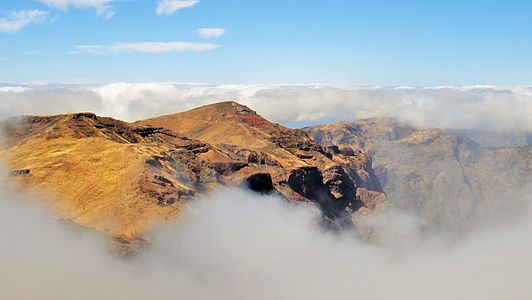 View of the summit of Arieiro. By Iolanda Veiros, CC-BY-SA-3.0.