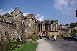 Français : Porte Notre-Dame, à l'ouest de la ville fortifiée. Deutsch: Fougeres, das Schloss.