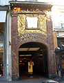 Entrée principale du musée Grévin boulevard Montmartre, avec le relief les "Nuées"