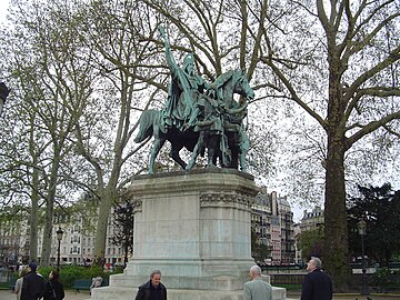 Français : Charlemagne face à la cathédrale Notre-Dame de Paris English: Karl I. der Grosse in front of the Notre-Dame de Paris