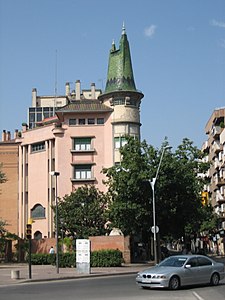 Català: Casa de la Punxa. (1918-22) Italiano: La 'Casa Punxa', la Casa dalla punta aguzza. (1918-22)