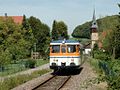 Deutsch: MAN-Schienenbus VT 26 bei der Durchfahrt durch Untergimpern. English: MAN railbus hauling through Untergimpern.