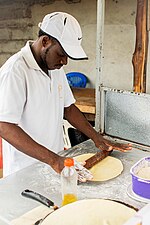 Thumbnail for File:Mpishi akisukuma chapati.jpg