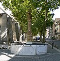 Zürich, Zähringerplatz, Froschauerbrunnen (Brunnenfigur entspricht der Druckermarke Christoph Froschauers); links die Predigerkirche