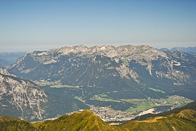 Eiszeitlich geformtes Inntal bei Jenbach mit Hang zum höher gelegenen Achenseetal