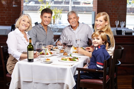 Resultado de imagen de imagenes con abuelos comiendo