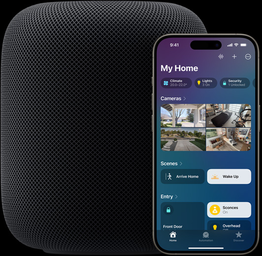 一部 iPhone 放在一部 HomePod 揚聲器前少少的位置，螢幕上顯示家居 app 的主畫面