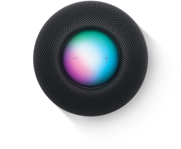 午夜暗色 HomePod mini 及 3 部 iPhone。第一部顯示家居 app，第二部顯示 HomeKit 的圖像，第三部顯示探索分頁。