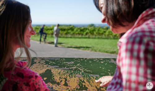 Zwei Frauen stehen an der Panoramakarte am Goldberg