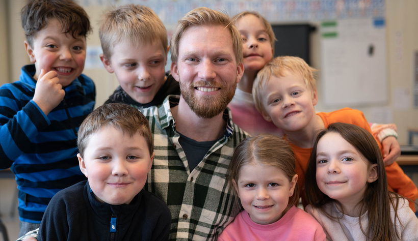 Lærer Halvor med klassen smilende rundt seg.