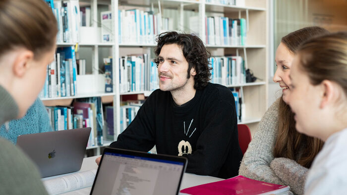 Studenter som jobber på biblioteket. 