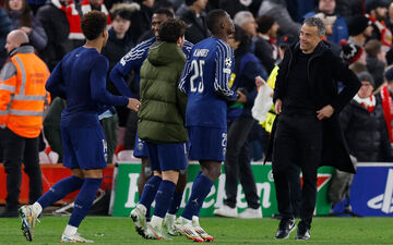 Grand artisan de ce nouveau PSG, Luis Enrique a célébré lui aussi la qualification avec ses troupes. Action Images via Reuters/Jason Cairnduff