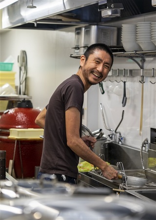 「働いている意識はない。たくさん仕込みをしたいから食べてほしい。ついでにお金を置いてもらっている感じです」と今田匠さん