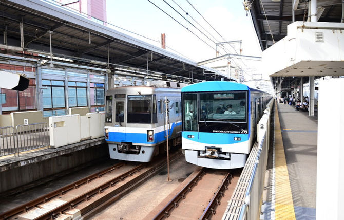 姪浜駅に入った福岡市地下鉄の新型車両「4000系」（右）。左は順次入れ替えられる初代「1000系」＝9月27日午前、福岡市西区