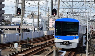 姪浜駅に入る福岡市地下鉄の新型車両＝27日午前9時50分すぎ、福岡市西区