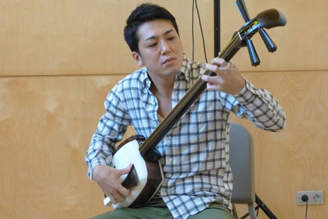 Kenichi Yoshida durant la classe magristral de Shamisen a l'ESMUC | Foto: ESMUC