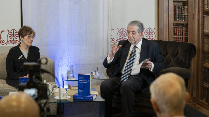 Café tertulia de la BCRAE «“Cántico espiritual”. Poesía completa»: el acto contó con la participación del académico José Antonio Pascual y de la editora de la obra, María Jesús Mancho (foto: RAE)