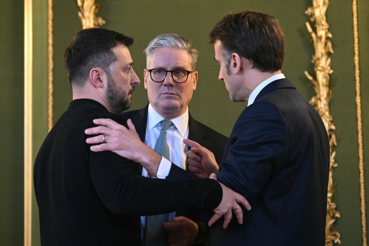 Zelensky, Starmer, and Macron chatting at a summit in London.