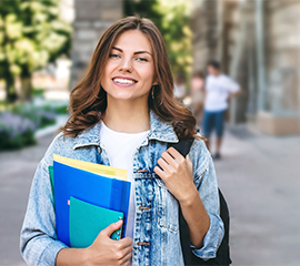 studentka Uniwersytetu Pedagogicznego z książkami